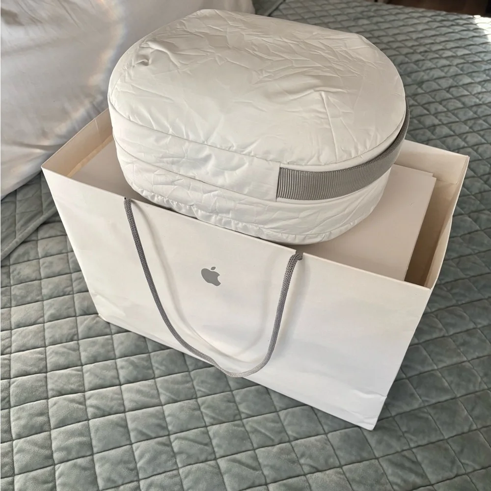 Apple Vision Pro in White with Cushioned Accessories